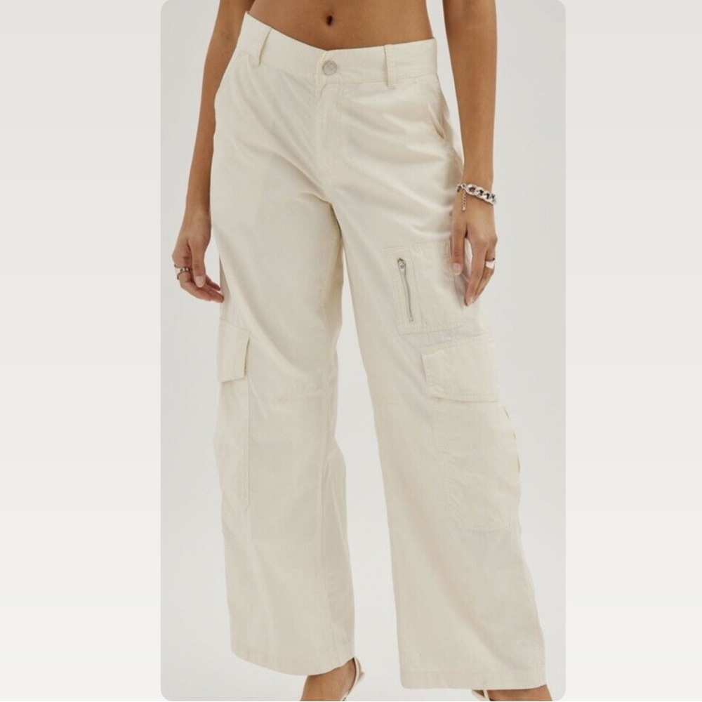 BDG White Baggy Cargo Pants
Size US 6 / UK 10